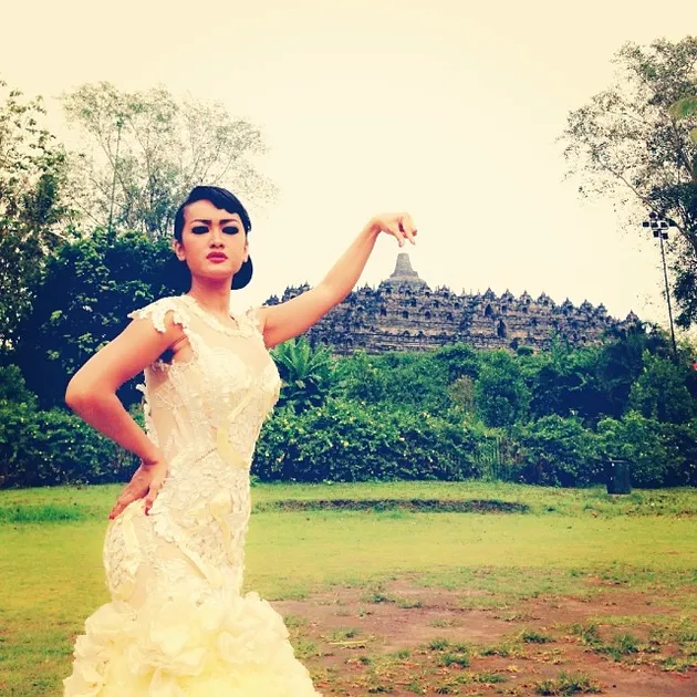 Koleksi Pose Cantik Julia Perez Di Kawasan Candi Borobudur