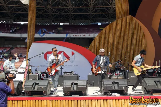 Aksi pangung Nidji membuka acara di Stadion Gelora Bung Karno.
