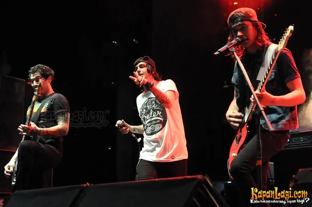 Aksi panggung Pierce The Veil saat tampil di Atomic Fest 2013 di Jakarta.