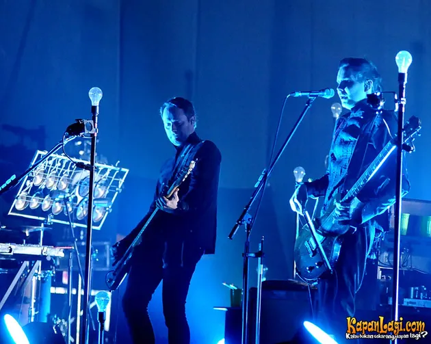 Konser pertama Sigur Ros di Indonesia ini dimulai tepat pukul 21.00 WIB.