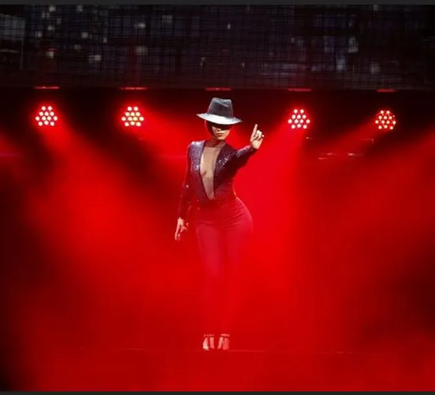 Gaya Michael Jackson ala Alicia Keys saat membuka konser.