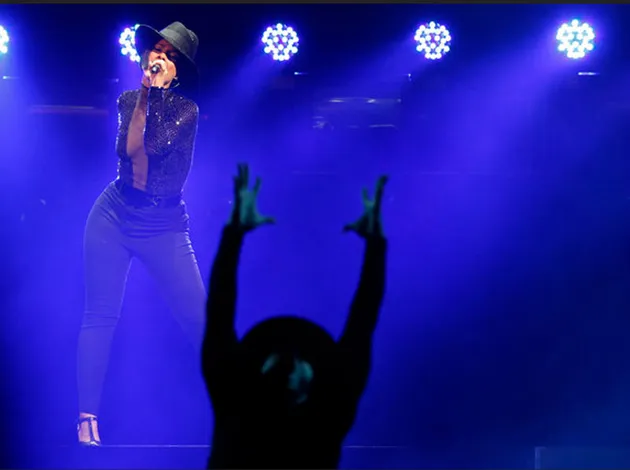 Alicia Keys tampil cantik dengan jeans dan topi hitam.