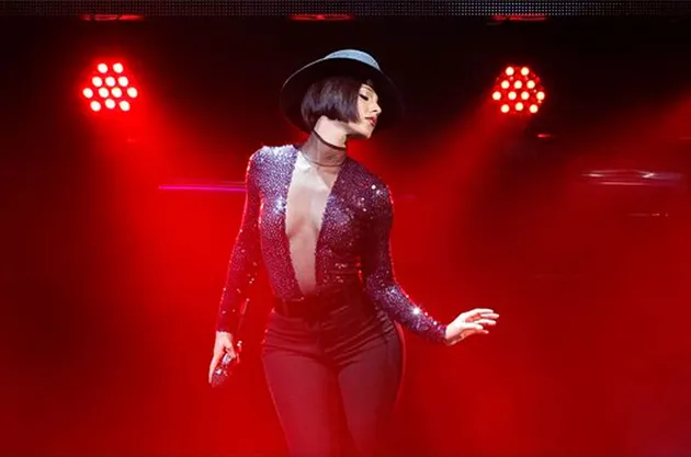 Alicia Keys terlihat seksi mengenakan baju berkilau dengan memperlihatkan belahan dadanya.