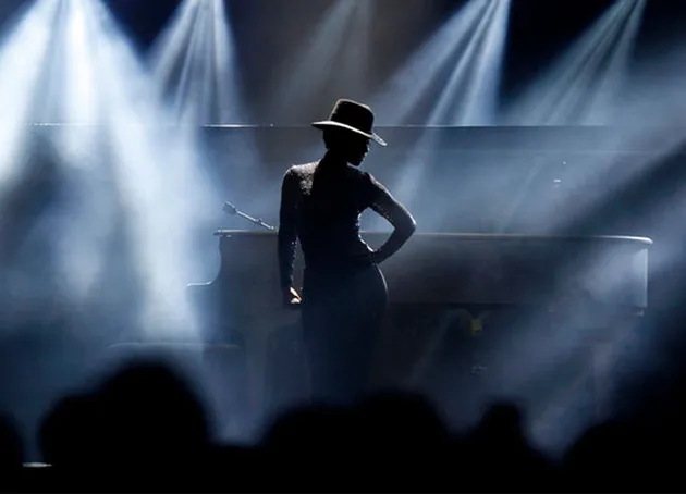 Pose elegan Alicia Keys berpadu dengan tata lighting canggih.