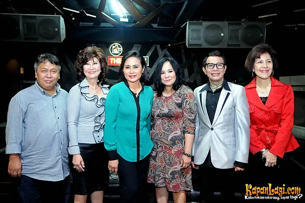 Foto bersama Dian Piesesha dan pihak promotor seusai preskon.