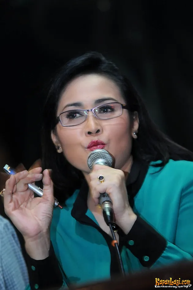 Dian Piesesha antusias menjawab pertanyaan para awak media.