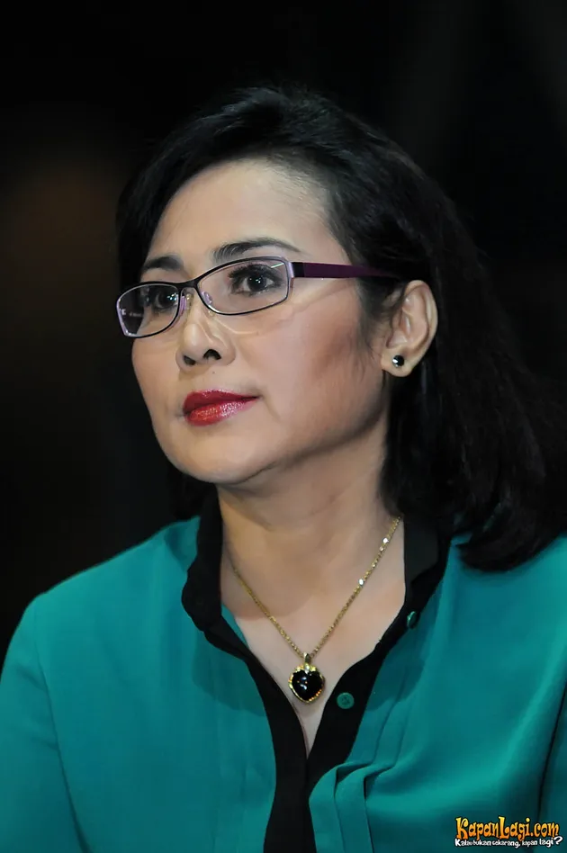 Dian Piesesha terlihat cantik mengenakan kemeja biru toska.