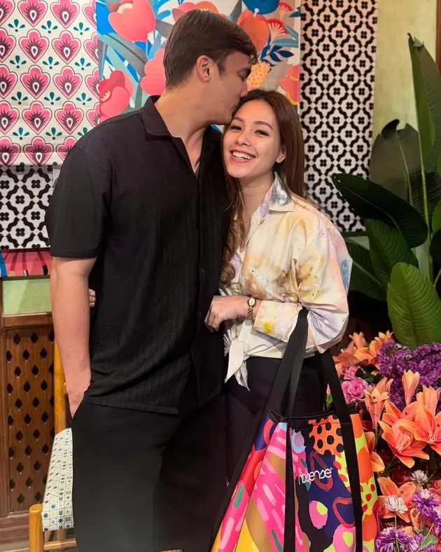 Rendy Kjaernett Cium Istri