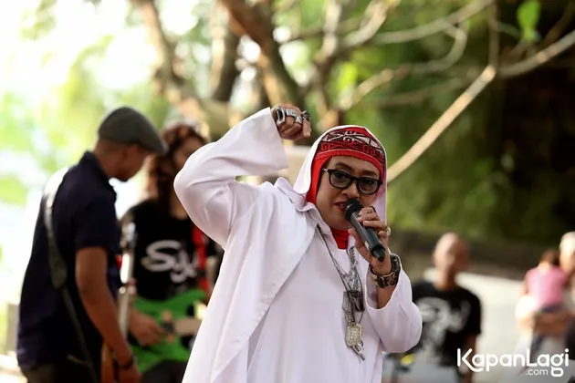 Sejak memutuskan untuk berhijab, Renny memang menjadi pribadi yang lebih religius.