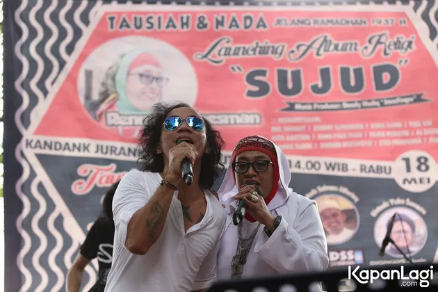 Tangisnya kemudian jatuh bercucuran saat buah hatinya menyetujui idenya itu.