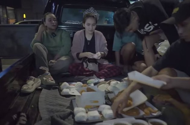 Once Again Ayu Ting Ting Makes a Scene! Invites Children from Depok for Sahur On The Road Together in a Pick Up Truck