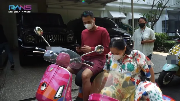 Nagita Slavina Vespa tandem