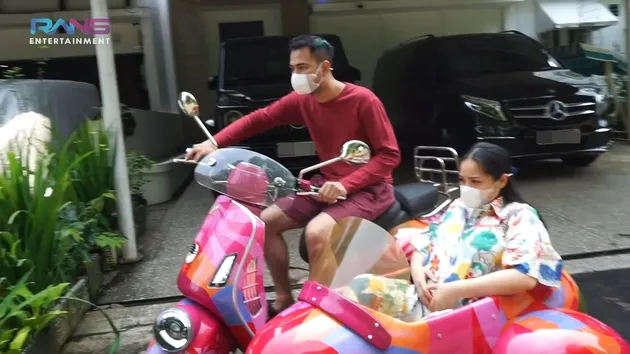 Nagita Slavina Vespa tandem