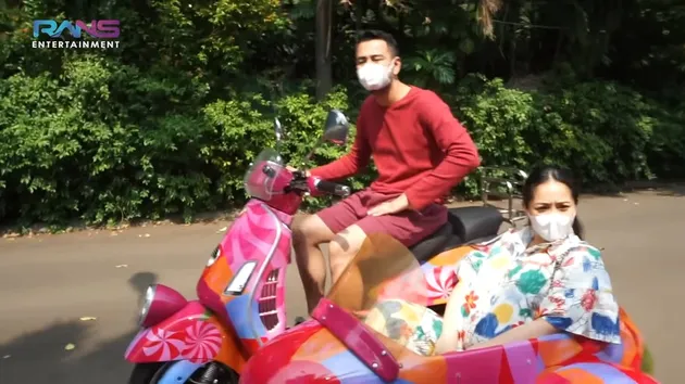 Nagita Slavina Vespa tandem