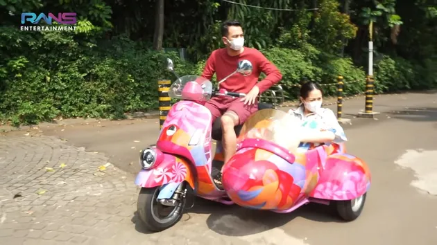 Nagita Slavina Vespa tandem