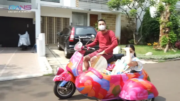 Nagita Slavina Vespa tandem