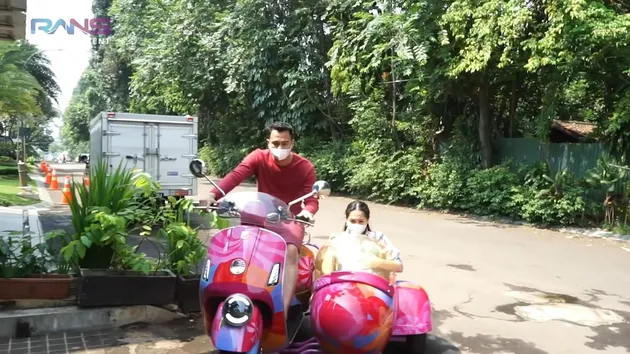 Nagita Slavina Vespa tandem