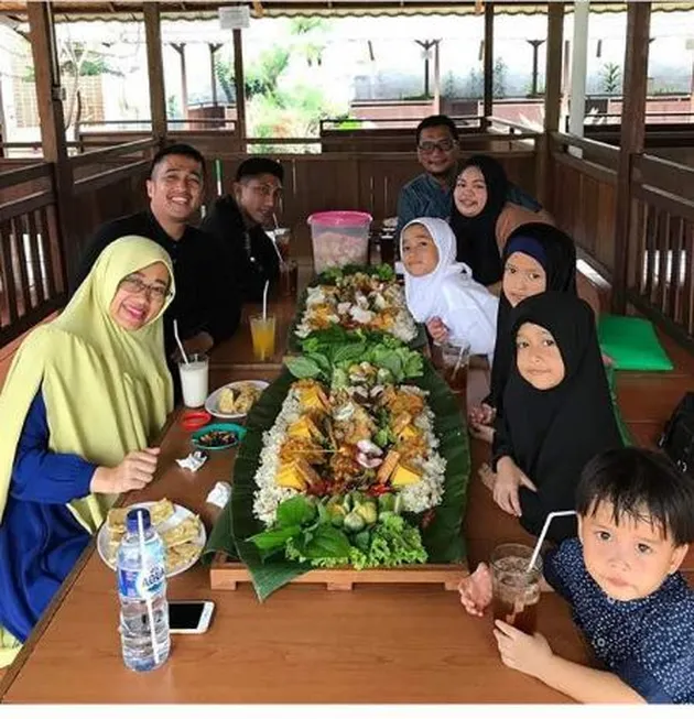 Nasi liwet sunda, seleb yang makan pakai alas daun pisang, seleb yang makan nasi liwet, foto seleb