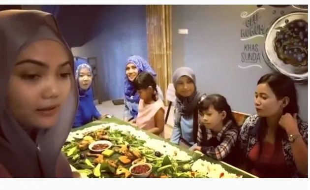 Nasi liwet sunda, seleb yang makan pakai alas daun pisang, seleb yang makan nasi liwet, foto seleb