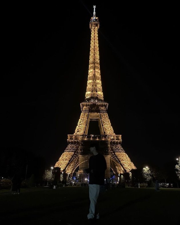 Mark dan Rose memang sama-sama lagi ada di Paris untuk Fashion Week, tapi netizen mulai berspekulasi bahwa mereka pacaran setelah keduanya mengunjungi Menara Eiffel.