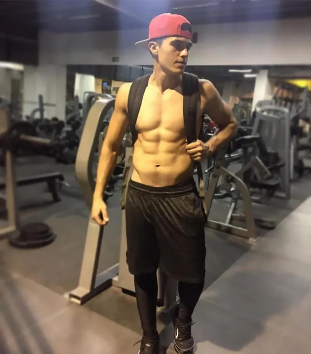 kasir ganteng, cowok ganteng, bule ganteng