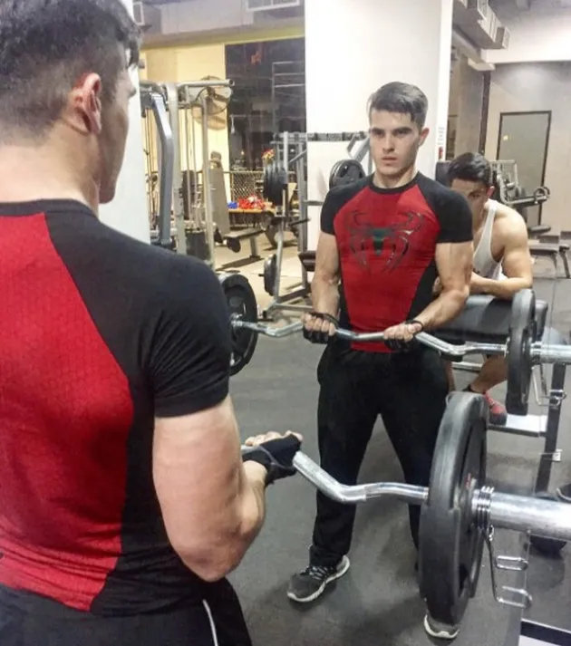 kasir ganteng, cowok ganteng, bule ganteng