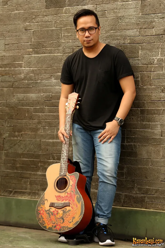 Saat bermain ke kantor KapanLagi.com®, ternyata ada pesan yang dibawa oleh Adera di lagu ini.