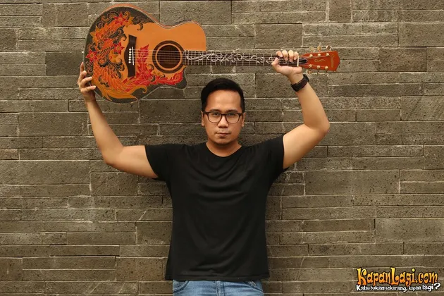 Yap, lagu ini berkisah tentang sepasang sahabat pria dan wanita yang akhirnya saling mencintai.