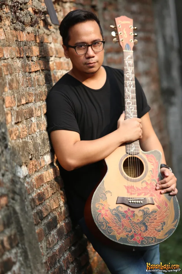 Terpengaruh dengan musik Japanese Pop, musik Adera pada lagu ini terasa sangat berbeda.