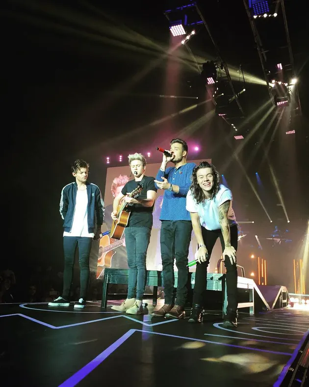 Yang pertama adalah track Live While We're Young.