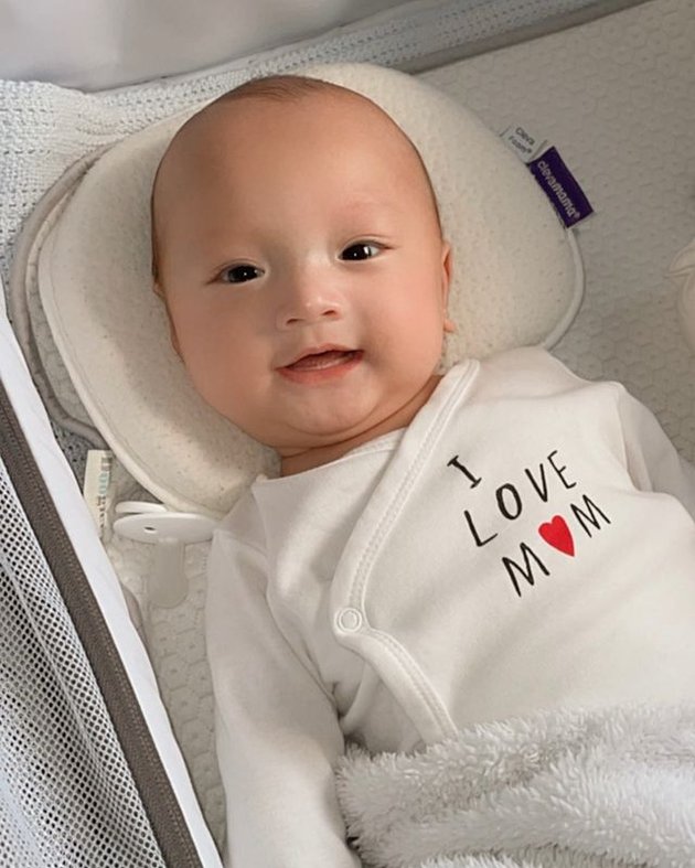 Segera berusia 5 bulan, Anzel tumbuh menjadi bayi yang semakin sehat dan besar meski terlahir prematur.