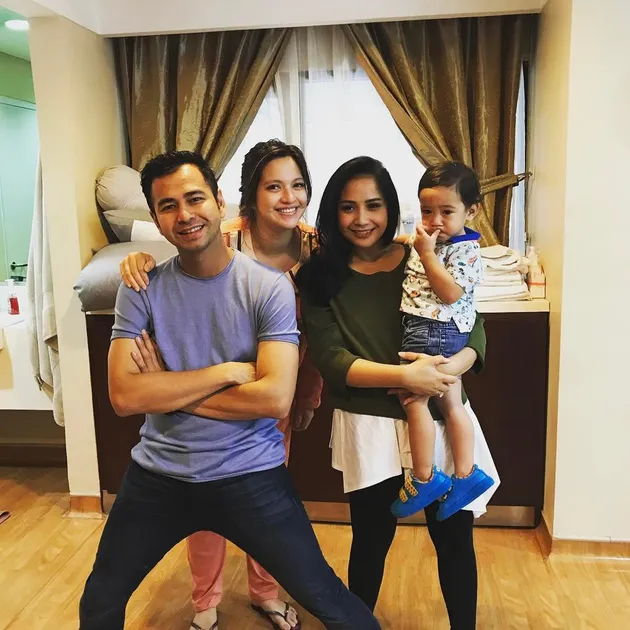 LAHIRKAN ANAK KE-3, NIA RAMADHANI DIKUNJUNGI SAHABAT TERDEKAT - KapanLagi.com