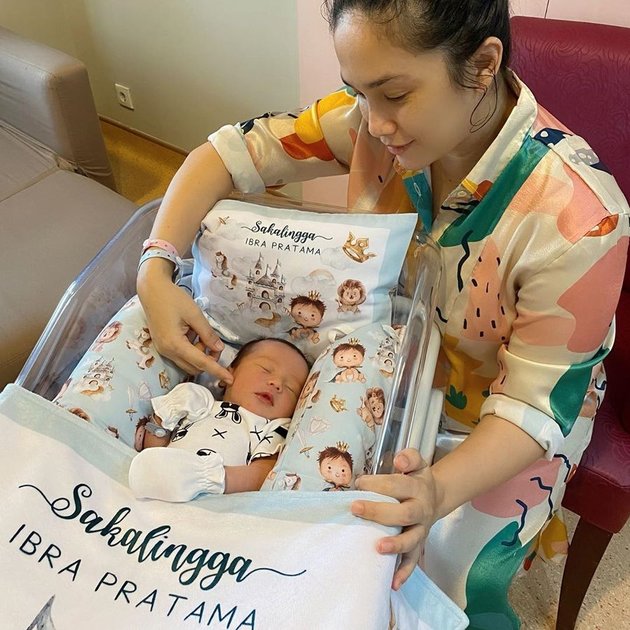 Giving Birth to a Firstborn Son, Here are 8 Daily Photos of Ussy Sulistiawaty Taking Care of Baby Saka at Home