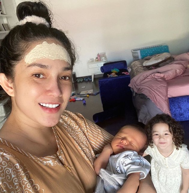 Giving Birth to a Firstborn Son, Here are 8 Daily Photos of Ussy Sulistiawaty Taking Care of Baby Saka at Home