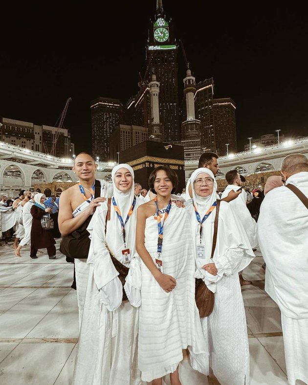 Perform Umrah Badal for Ashraf Sinclair, Here are 8 Portraits of Tiko Aryawardhana with the Highlighted Family - Netizens Say No Mistake in Choosing a Husband