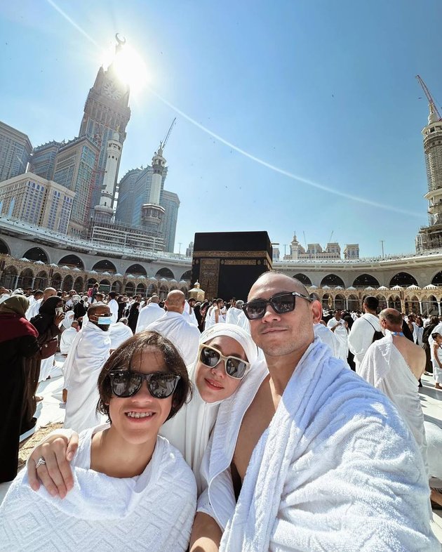 Perform Umrah Badal for Ashraf Sinclair, Here are 8 Portraits of Tiko Aryawardhana with the Highlighted Family - Netizens Say No Mistake in Choosing a Husband
