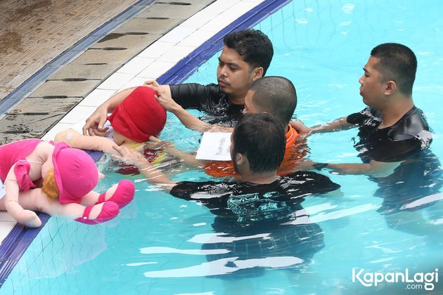 Conducting Reconstruction of the Incident, Suspect Yudha Arfandi Accessed Swimming Pool CCTV Before Drowning Dante