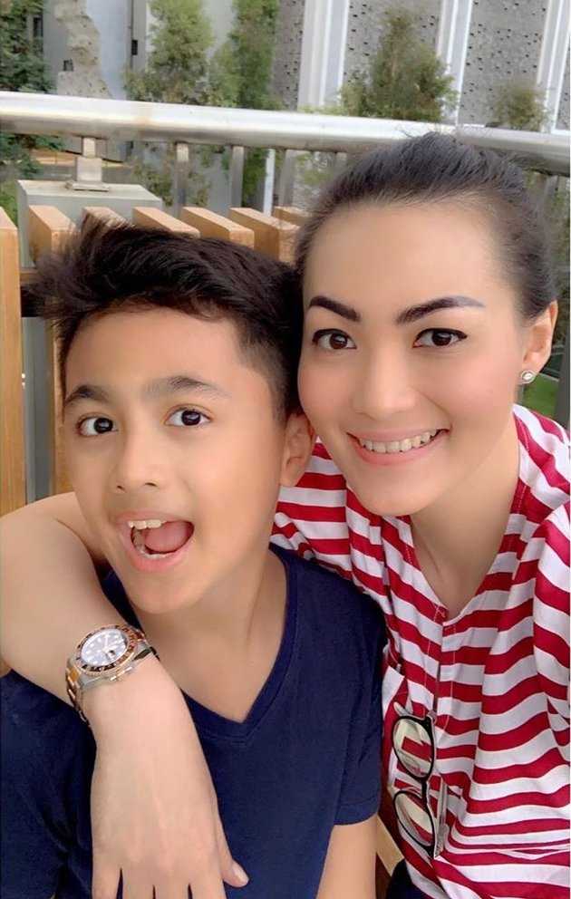 Long Time No Show, Here Are 10 Photos of Christy Jusung Taking Care of Her Child Alone
