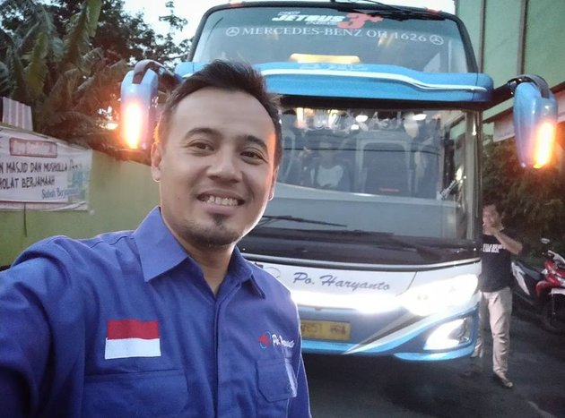 Lewat kanal youtube pribadinya, Adit sering membagikan aktivitasnya ketika mengikuti perjalanan sebuah bus dari satu kota ke kota yang lainnya. 