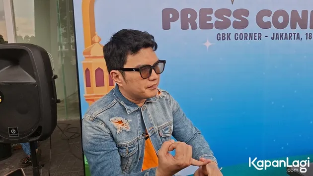 Aldi Taher Pakai Jaket Denim