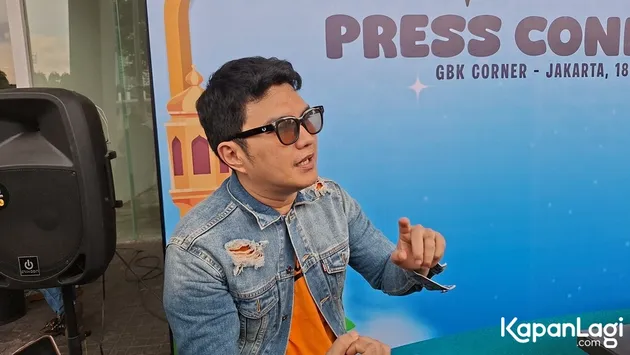 Aldi Taher Pakai Kaus Orange
