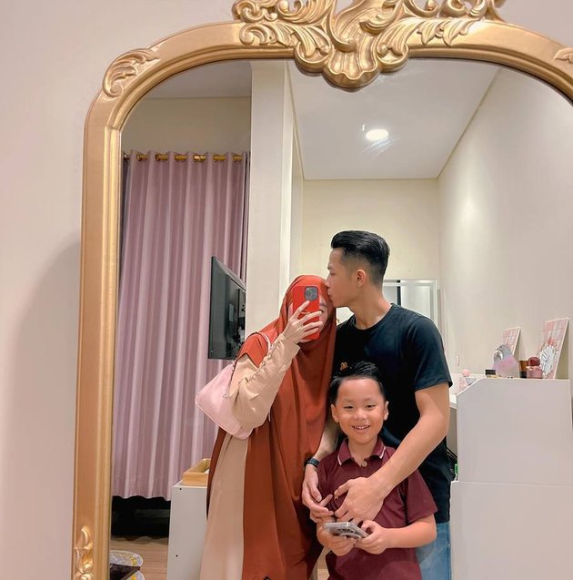 Larissa Chou Pregnant with Second Child, Potrait of Ikram Rosadi Who is More in Love with His Wife