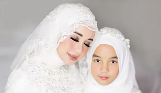 Laudya Cynthia Bella kini telah resmi menjadi istri dari Engku Emran sekaligus ibu dari si cantik Engku Aleesya. Ternyata Aleesya ini selalu ikut dalam proses pernikahan sang ayah, termasuk menjelang akad nikah.
