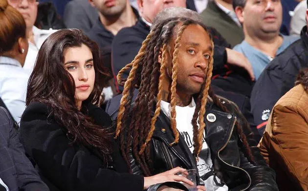Yang pertama, Lauren dan Ty menghabiskan waktu mereka dengan menonton sebuah pertandingan basket. Keduanya pun tampak kompak mengenakan jaket berwarna hitam.