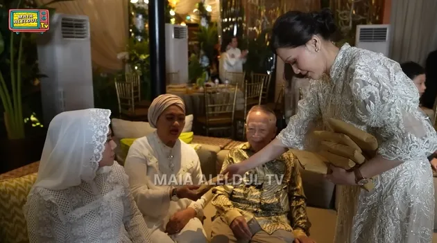 Maia Estianty memberi uang kepada ibu