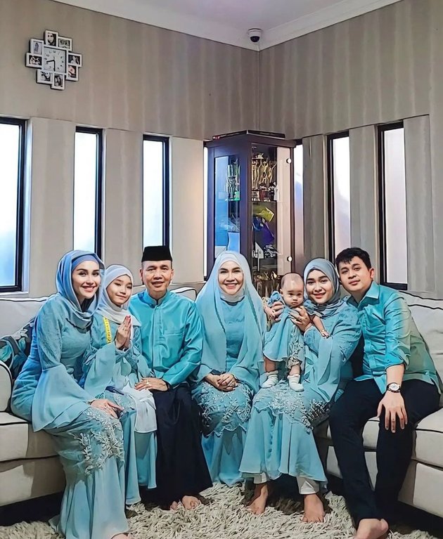 8 Simple Eid Celebration Photos of Ayu Ting Ting and Family, Eating with Their Hands and Salted Fish with Sambal Steal the Spotlight