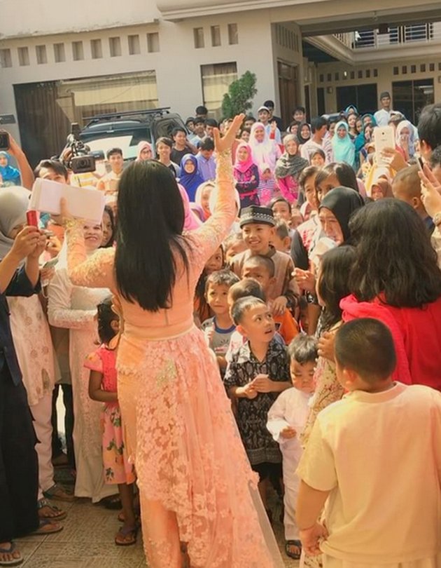 LEBARAN, SYAHRINI BAGI ANGPAO & LANDING CANTIK DARI HELI 