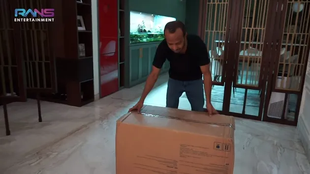 Nagita Slavina dan Raffi Ahmad Unboxing Stroller