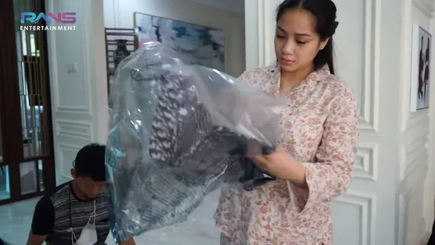Nagita Slavina dan Raffi Ahmad Unboxing Stroller