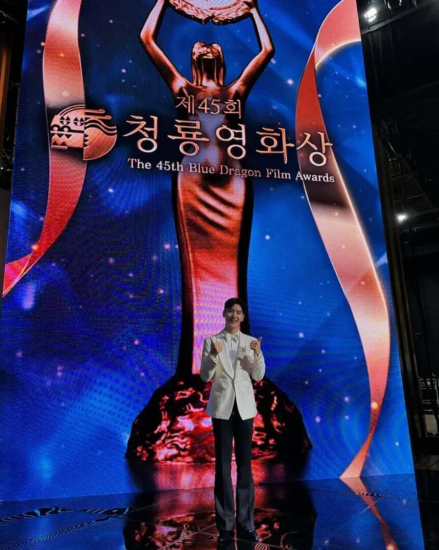 Lee Je Hoon Jas Putih